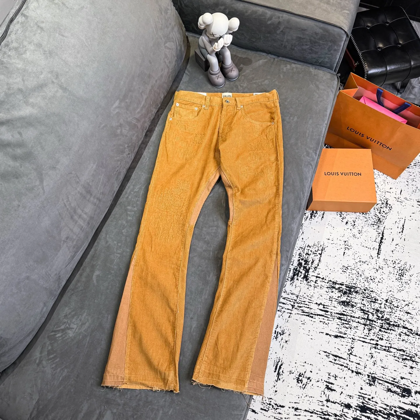 P240 Chrome Hearts Gallery 2025 corduroy spliced ​​multi-pocket couple bootcut jeans are a hot trend this season and are sought after by countless celebrities and fashionistas. The neat details of the cutting process add color to the playful fashion! The neat and meticulous design, and the well-fitting structure is unique. The upper body not only has outstanding recognition, but also looks younger and younger. A style with the ultimate wearing meaning and performance, gorgeous color matching, and the craftsmanship of this style is also extremely extraordinary. After the finished product is washed, it is disassembled and hand-made with sheepskin cross leather and then spliced ​​together to complete. The whole piece has too many craftsmanship to describe. It is decorated with patchwork cross flowers and high-waisted washed jeans! ! Absolutely high-end luxury product, a god-level single product, a super popular product, made with top heavy industry, a magic weapon that cannot be missed to hit the streets. Size: 28 30 32 34 36 Color: Yellow